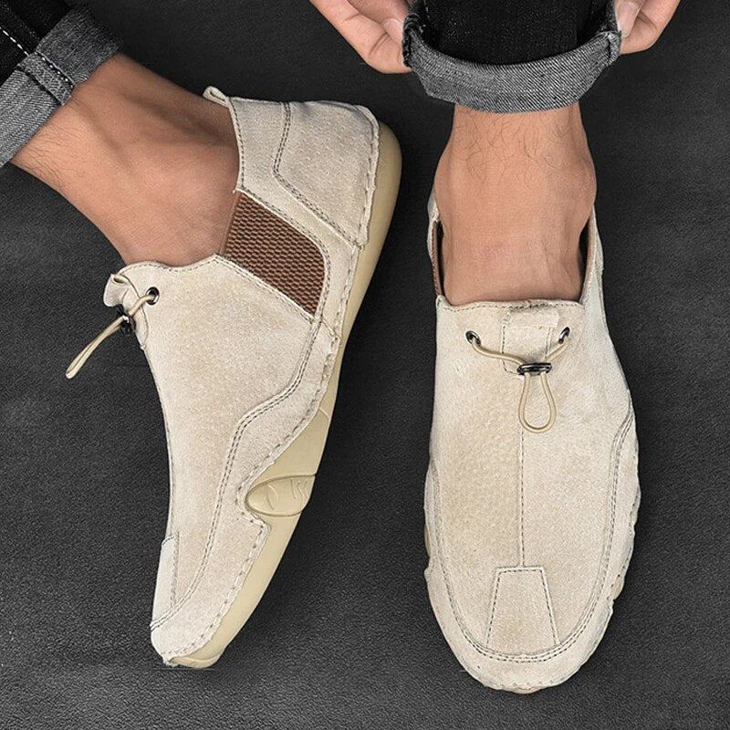 Herren-Sneaker aus echtem Leder, beige, rutschfest, atmungsaktiv, ideal für Outdoor-Aktivitäten. Bequeme Slip-On-Loafer für Herbstmode.