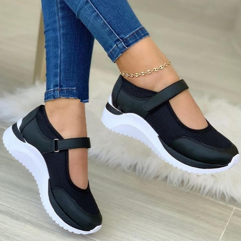 Schwarze Damen-Sneaker mit Klettverschluss, atmungsaktivem Mesh-Obermaterial und weißer Sohle. Bequem, modisch, ideal für Freizeit und Sport.