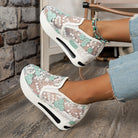 Damen-Sneaker mit Blumenmuster, Plateau-Sohle und transparentem Design. Modische Freizeitschuhe, ideal für Frühling und Sommer.