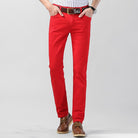 Herrenmode: Rote Chinohose aus Baumwolle, modern und stilvoll. Perfekt für Freizeit und Büro. Kombiniert mit braunem Ledergürtel und Schuhen.