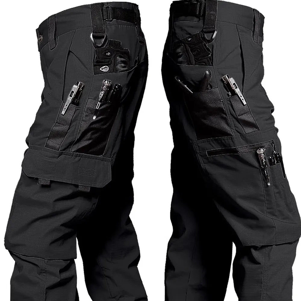 Schwarze taktische Hose mit mehreren Taschen und Reißverschlüssen, Outdoor-Bekleidung.
