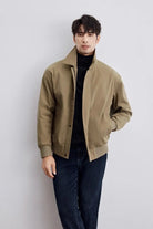 Herrenjacke in Beige, stilvoll und modern, kombiniert mit schwarzem Rollkragenpullover und Jeans. Perfekt für Herbstmode und Freizeitlook.