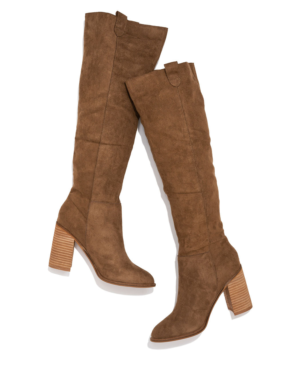 Damen Stiefel aus Wildleder in Camel, kniehoch mit Blockabsatz. Perfekt für Herbstmode, stilvoll und vielseitig kombinierbar.
