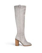 Damen Stiefel in Hellgrau, kniehoch, aus Wildleder mit Blockabsatz. Modischer Slouch-Stil, ideal für Herbst- und Winteroutfits.