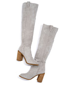 Damen Stiefel in Hellgrau, kniehoch mit Blockabsatz. Modische Slouch Boots aus Wildleder, ideal für Herbst- und Winteroutfits.