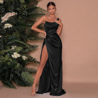 Elegantes schwarzes Satin-Kleid mit One-Shoulder-Design und hohem Beinschlitz, ideal für Abendmode und besondere Anlässe.