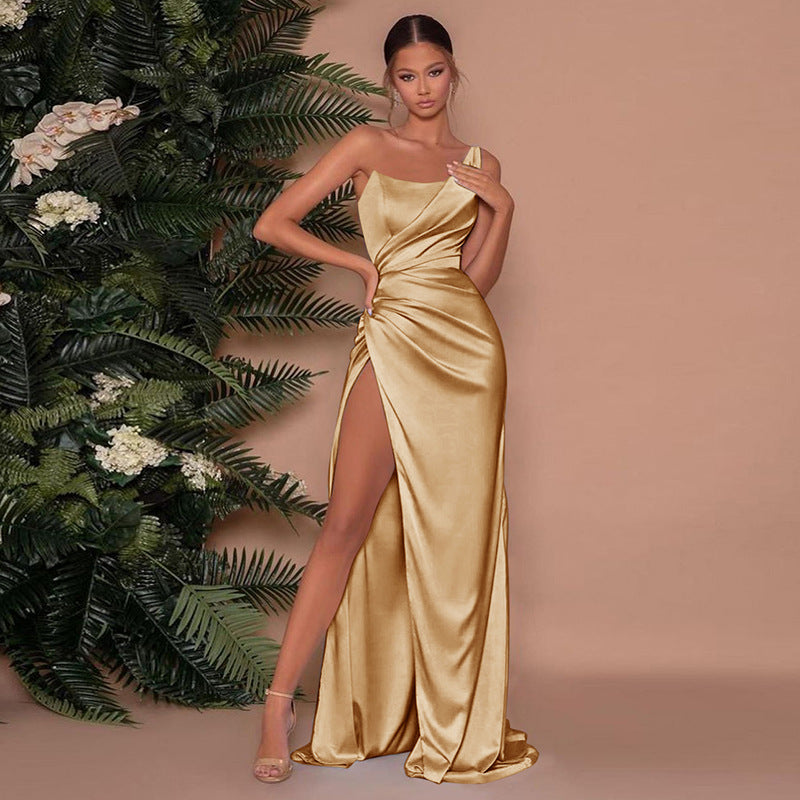 Elegantes, goldfarbenes Satinkleid mit One-Shoulder-Design und hohem Beinschlitz, ideal für Abendmode und besondere Anlässe.
