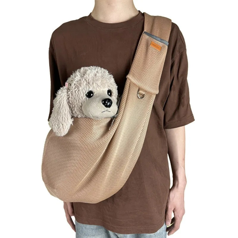 Person mit braunem T-Shirt trägt beige Hundetragetasche mit Plüschhund.