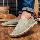Grüne Espadrilles aus Leinen mit Jutesohle, lässig und bequem, ideal für Sommermode. Perfekt für Herren, die stilvolle Freizeitschuhe suchen.