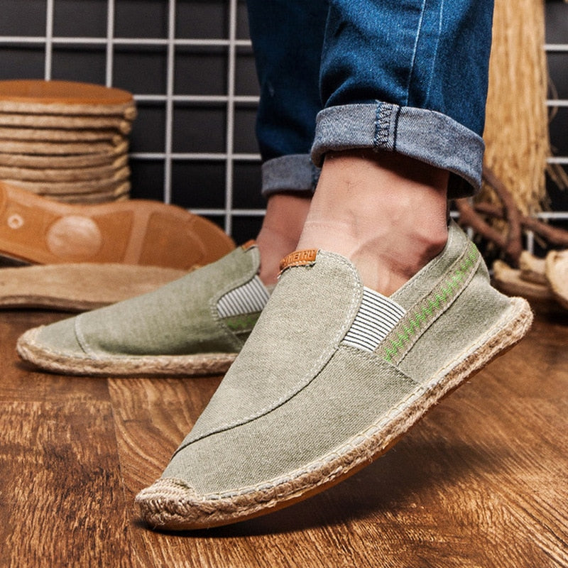 Grüne Espadrilles aus Leinen mit Jutesohle, lässig und bequem, ideal für Sommermode. Perfekt für Herren, die stilvolle Freizeitschuhe suchen.