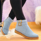 Damenstiefeletten in Hellblau mit doppelten Schnallen, rutschfester Sohle und bequemem Design. Perfekt für Herbstmode und lässige Outfits.