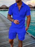 Herren-Sommeroutfit in leuchtendem Blau, bestehend aus Polohemd und Shorts, ideal für Strandurlaub. Modetrend, Herrenmode, Sommerkleidung.