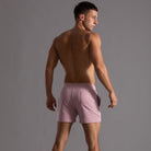Herren-Boxershorts in Rosa mit Streifenmuster, bequem und stilvoll, ideal für den Alltag. Perfekte Passform, atmungsaktiver Stoff.