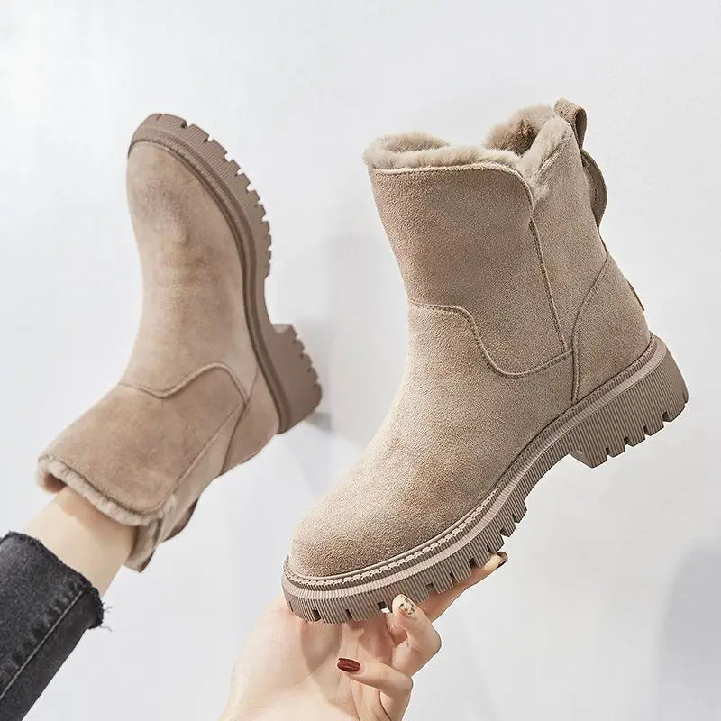 Damen Winterstiefel aus Wildleder, beige, mit rutschfester Sohle und warmem Futter. Perfekt für kalte Tage. Modische und bequeme Boots.