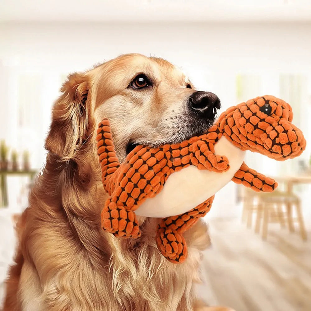 Golden Retriever mit Plüsch-Dinosaurier im Maul, ideal für Haustierliebhaber. Hundespielzeug, Plüschspielzeug, robust, interaktiv, langlebig.