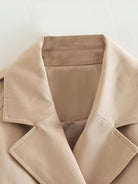Beiger Trenchcoat-Kragen aus Baumwolle, klassisches Design, zeitloser Stil, ideal für Herbstmode, eleganter Mantel für Damen und Herren.
