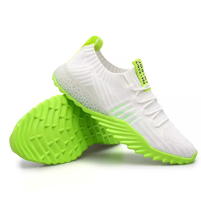 Weiße Sportschuhe mit neongrüner Sohle, atmungsaktives Material, ideal für Laufen und Fitness.