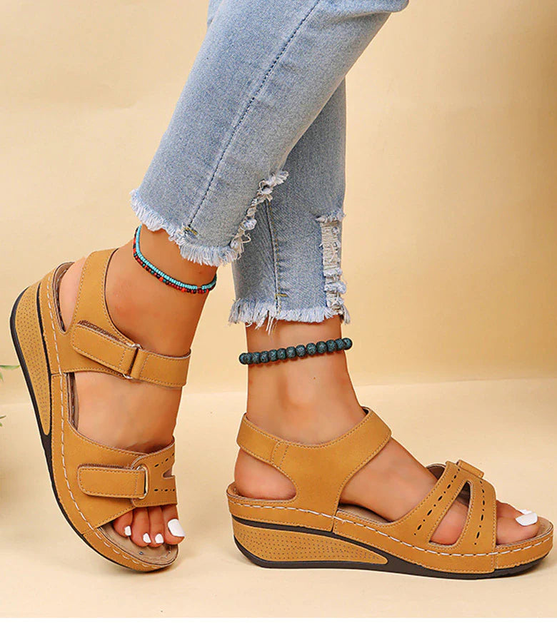 Damen Sandalen mit Keilabsatz, beige, aus Leder, verstellbare Riemen, bequem, modisch, ideal für Sommer, Freizeit und Alltag, trendige Schuhe.