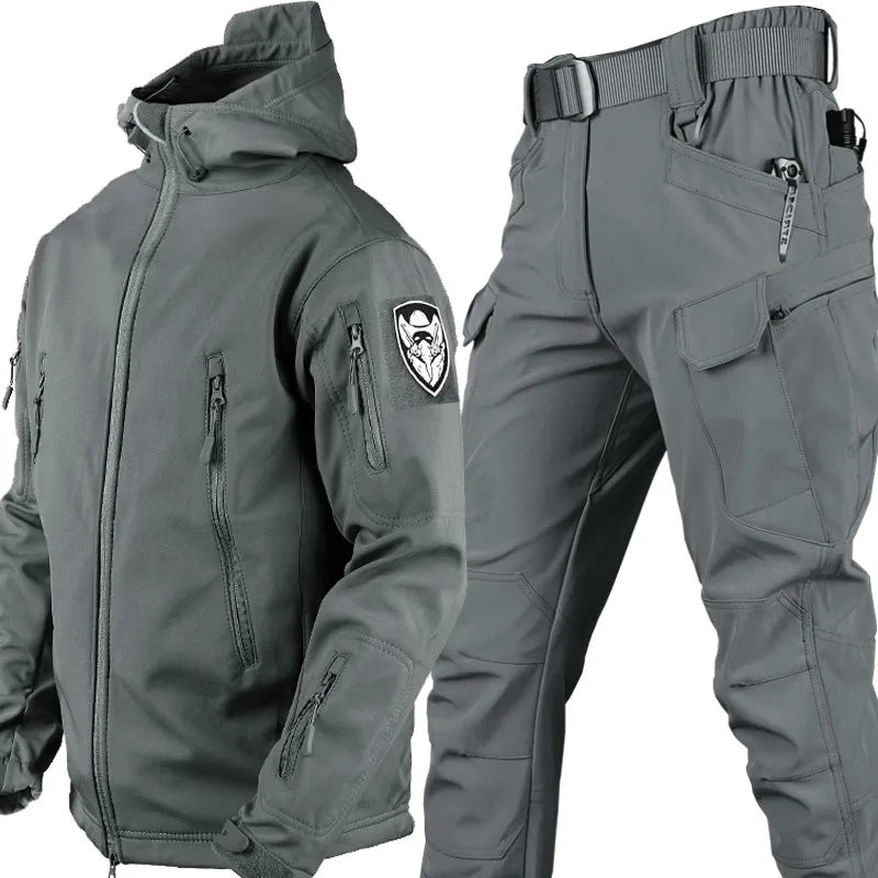 Taktische Outdoor-Jacke und Hose in Grau, wasserabweisend, mit mehreren Taschen. Ideal für Wandern, Camping und Abenteuer. Robuste Militärkleidung.