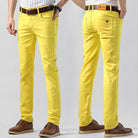 Herren Chinohose in leuchtendem Gelb, Slim Fit, aus Baumwolle. Perfekt für modische Freizeitoutfits. Ideal für Frühling und Sommer.