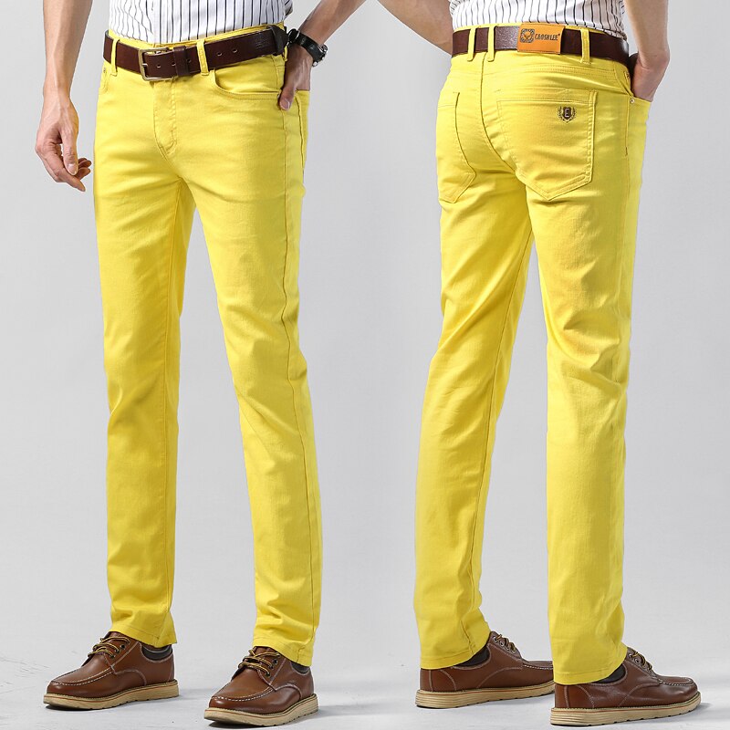 Herren Chinohose in leuchtendem Gelb, Slim Fit, aus Baumwolle. Perfekt für modische Freizeitoutfits. Ideal für Frühling und Sommer.