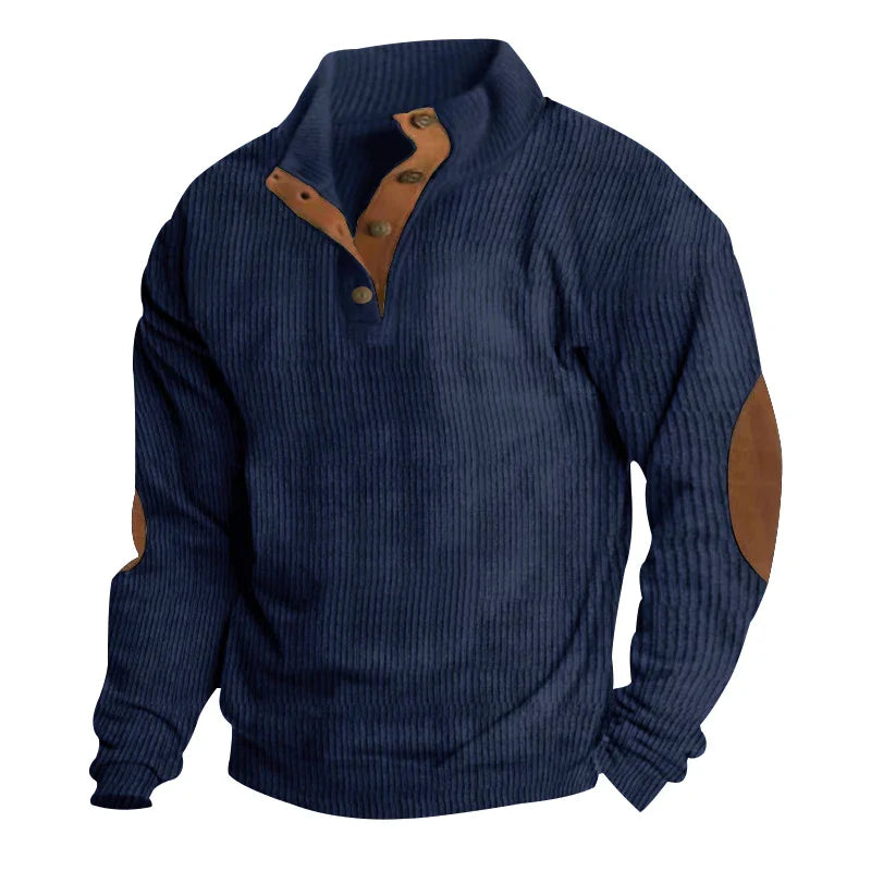 Dunkelblauer Herrenpullover mit Knopfleiste, geripptem Design und braunen Ellbogen-Patches. Stilvoll, warm, ideal für Herbstmode.