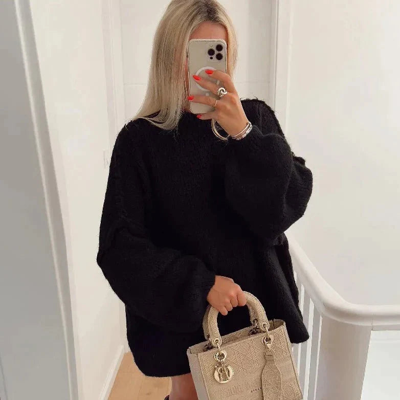 Frau mit schwarzem Pullover und beiger Designer-Handtasche. Mode, Damenbekleidung, Accessoires, Herbsttrends, stilvoller Look.