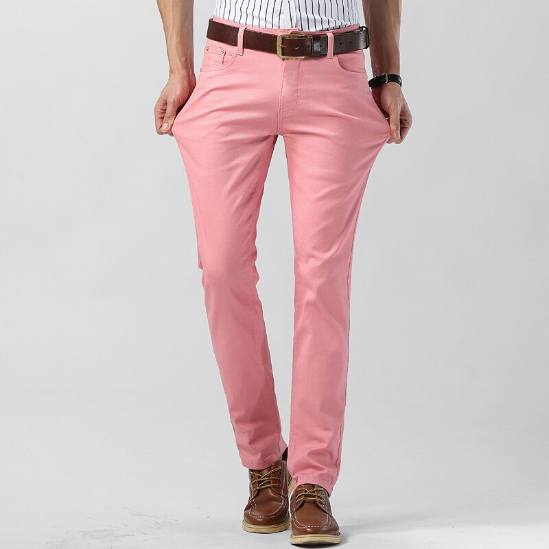 Herren Chinohose in Rosa, modern und stilvoll, ideal für Freizeit und Büro. Kombiniert mit Ledergürtel und braunen Schuhen. Perfekt für Frühling.