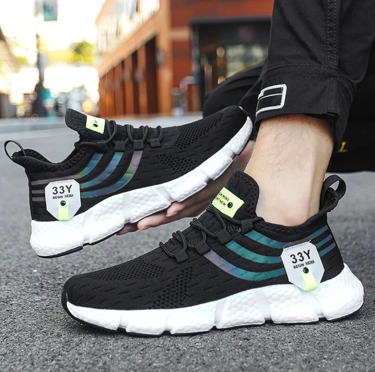 Schwarze Sneaker mit weißer Sohle, sportliches Design, atmungsaktives Material, ideal für Laufen und Freizeit. Trendige Herrenschuhe, bequem und modern.