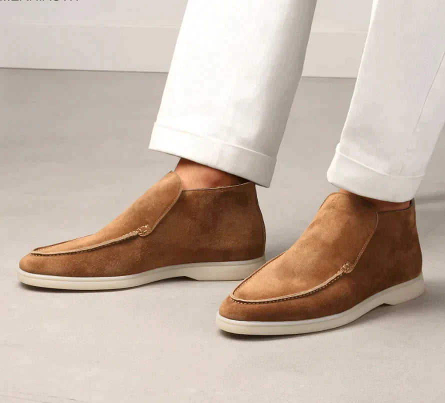 Braune Wildleder-Stiefeletten für Herren, elegantes Design, weiße Sohle, modische Herrenschuhe.