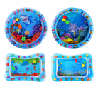 Bunte Kinder-Wassermatten mit Meeresmotiven, Haien und Fischen. Perfekt für Spielspaß im Sommer. Ideal für drinnen und draußen.
