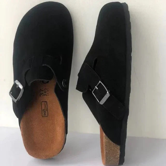 Schwarze Clogs mit verstellbarer Schnalle und Korksohle, ideal für Komfort und Stil. Perfekte Freizeitschuhe für Damen und Herren.