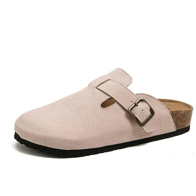 Beiger Clog mit verstellbarer Schnalle, ergonomischem Korkfußbett und rutschfester Sohle. Ideal für Komfort und Stil im Alltag.