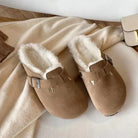 Damen Hausschuhe aus Wildleder mit Kunstfellfutter, rutschfeste Sohle, beige, gemütlich und warm, ideal für den Winter.
