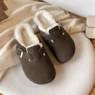 Braune Hausschuhe mit flauschigem Innenfutter, rutschfeste Sohle, ideal für Winter, Komfort und Wärme. Perfekt für gemütliche Abende zu Hause.