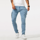 Mann in hellblauer Cargo-Jeans und weißen Sneakers, lässiger Stil, Mode für Herren.