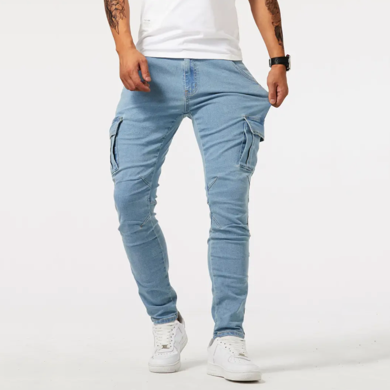 Mann in hellblauer Cargo-Jeans und weißen Sneakers, lässiger Stil, Mode für Herren.