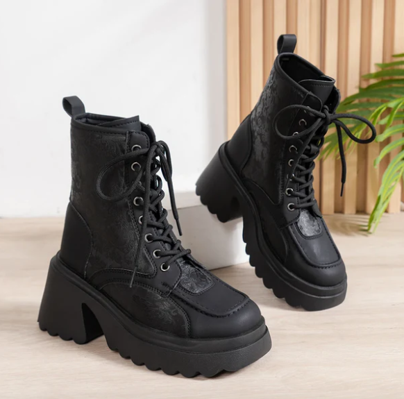 Schwarze Plateau-Stiefel mit Schnürung, robustem Design und Blockabsatz. Perfekt für trendige Herbst- und Wintermode. Damenstiefel kaufen.