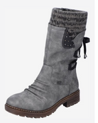 Grauer Damenstiefel mit Strickbund, Zierschleifen und Nieten. Robuste Sohle, ideal für Herbst und Winter. Modisch, bequem, vielseitig.
