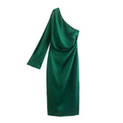 Grünes Satin-Etuikleid mit asymmetrischem Ausschnitt und langem Ärmel, elegant und modern.