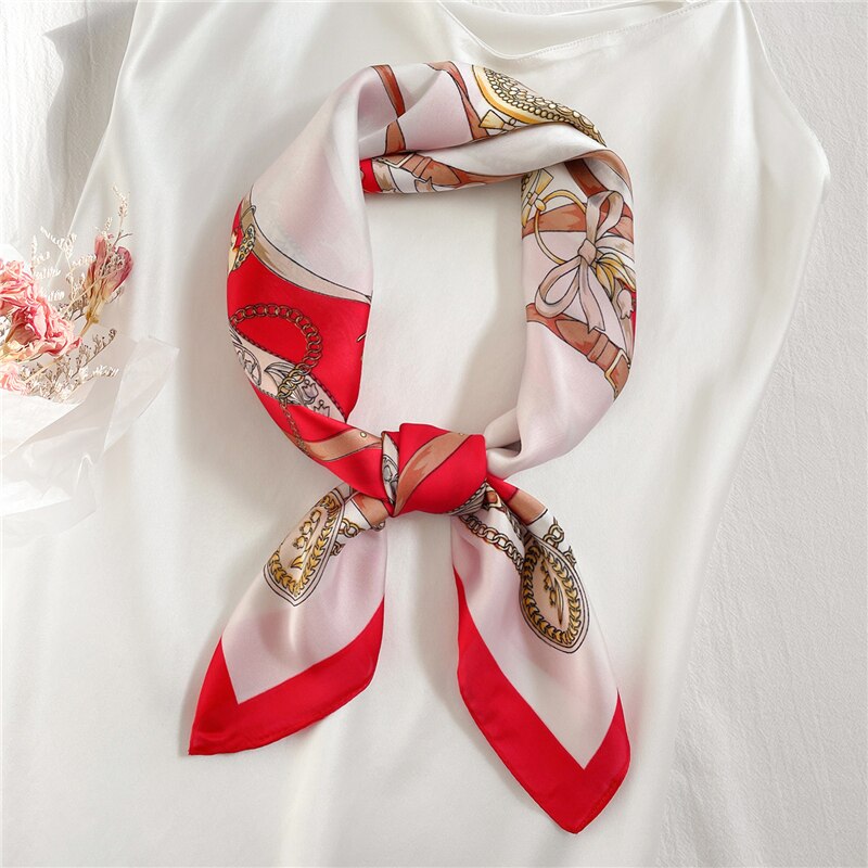 Seidenschal mit rotem Rand und elegantem Muster auf weißem Hintergrund. Perfekt als modisches Accessoire für Damen. Hochwertige Seide, stilvoll.