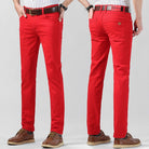 Rote Herren-Chinohose, schlank geschnitten, aus Baumwolle. Perfekt für modische Freizeitoutfits. Ideal für stilvolle Herrenmode.