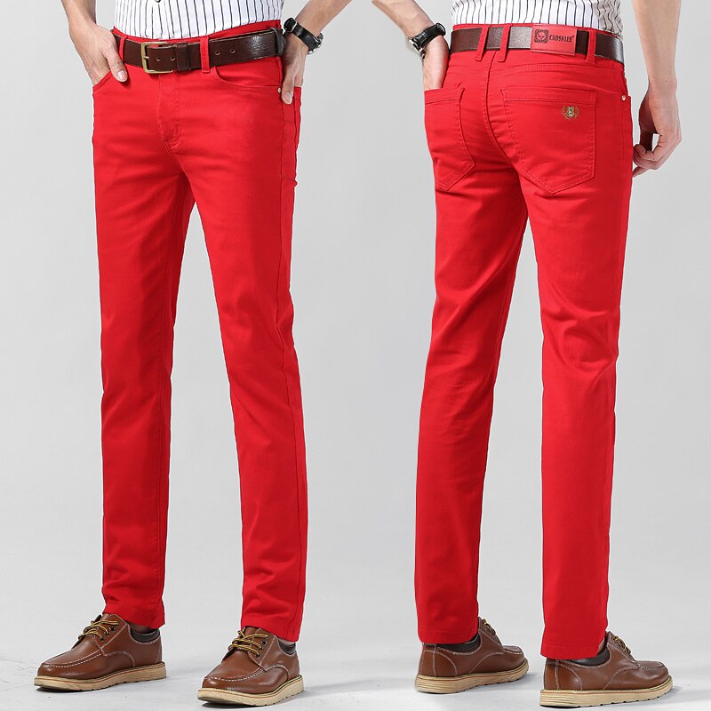 Rote Herren-Chinohose, schlank geschnitten, aus Baumwolle. Perfekt für modische Freizeitoutfits. Ideal für stilvolle Herrenmode.