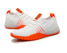Weiße Sportschuhe mit orangefarbenen Akzenten, atmungsaktives Material, rutschfeste Sohle.