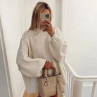 Frau in cremefarbenem Strickpullover mit Designer-Handtasche, Selfie, Mode, Herbstlook, eleganter Stil, luxuriöse Accessoires, Damenmode.
