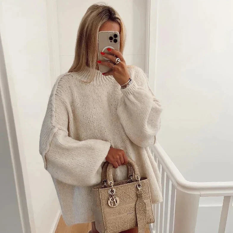 Frau in cremefarbenem Strickpullover mit Designer-Handtasche, Selfie, Mode, Herbstlook, eleganter Stil, luxuriöse Accessoires, Damenmode.
