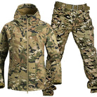 Tarnanzug-Set in Camouflage-Design, bestehend aus wetterfester Jacke und taktischer Hose. Ideal für Outdoor-Aktivitäten und Jagd.