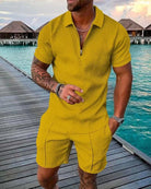 Herren Sommer-Set in Gelb, Kurzarm-Poloshirt und Shorts, ideal für Strandmode. Stilvoller Look für Urlaub und Freizeit.