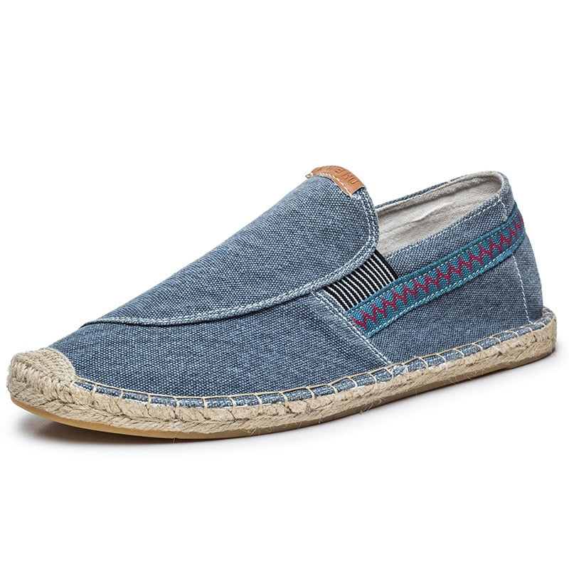 Blaue Espadrilles aus Denim mit geflochtener Sohle, ideal für Sommermode. Bequeme Freizeitschuhe, perfekt für Strand und Alltag.