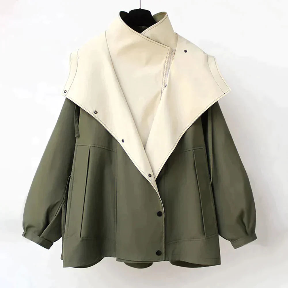 Damenjacke in Olivgrün mit abnehmbarem, cremefarbenem Kragen. Modische Herbstjacke, vielseitig kombinierbar, ideal für kühle Tage.